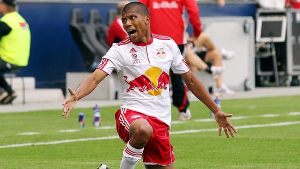 Ein Fußballspieler im Trikot von New York Red Bulls jubelt auf dem Spielfeld.