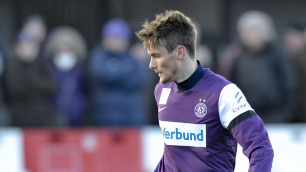 Ein Fußballspieler in lila Trikot mit dem Logo des FK Austria Wien.