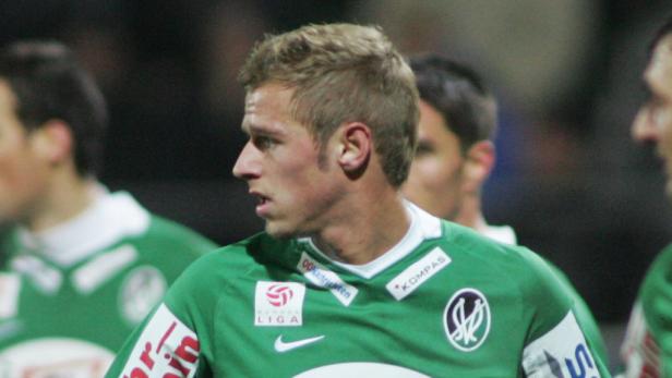 Ein Fußballspieler im grünen Trikot während eines Spiels.