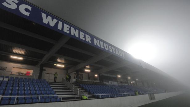 Das Stadion des SC Wiener Neustadt an einem nebligen Tag.
