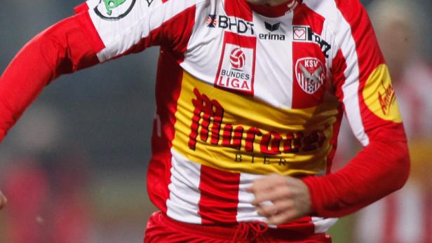 Ein Fußballspieler im rot-weißen Trikot der KSV läuft.