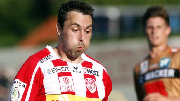 Ein Fußballspieler mit aufgeblähten Wangen während eines Spiels.