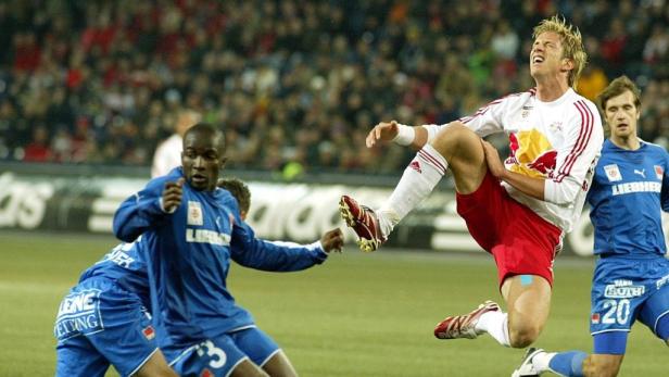 Ein Fußballspieler von Red Bull Salzburg springt während eines Spiels in die Luft.