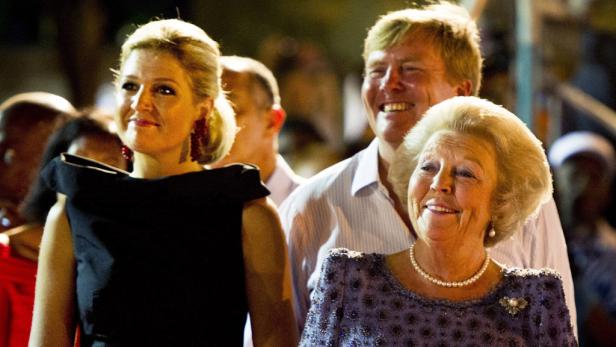Königin Máxima, König Willem-Alexander und Prinzessin Beatrix lächeln in die Kamera.