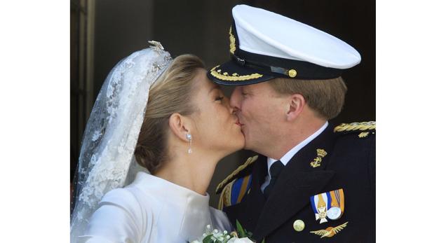 König Willem-Alexander und Königin Máxima der Niederlande küssen sich an ihrem Hochzeitstag.