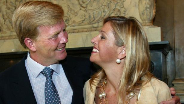 König Willem-Alexander und Königin Máxima der Niederlande schauen sich lächelnd an.