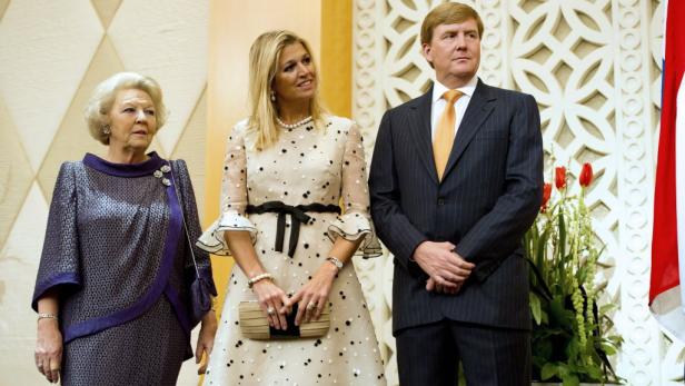 Königin Beatrix, Königin Máxima und König Willem-Alexander posieren für ein Foto.