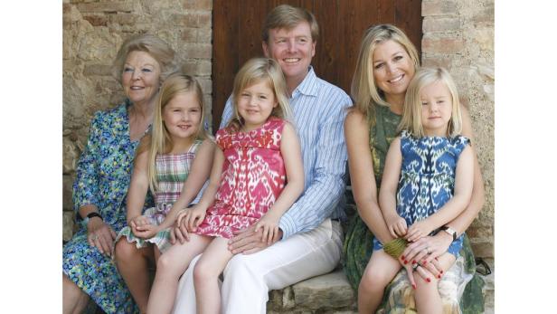 König Willem-Alexander mit Königin Máxima, ihren Töchtern und Prinzessin Beatrix posieren für ein Foto.