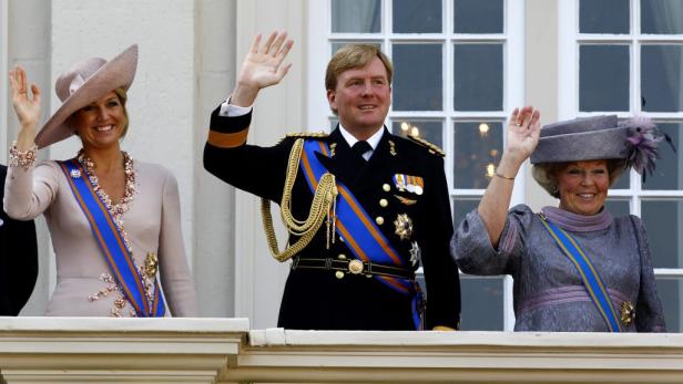 König Willem-Alexander mit Königin Máxima und Prinzessin Beatrix winken.
