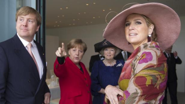 König Willem-Alexander, Königin Máxima, Angela Merkel und Königin Beatrix bei einer Veranstaltung.