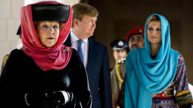 Königin Beatrix und Königin Máxima mit Kopftüchern, begleitet von König Willem-Alexander.