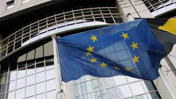 Die Europaflagge weht vor einem modernen Gebäude.