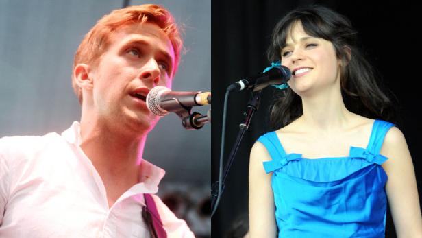 Ryan Gosling und Zooey Deschanel singen in Mikrofone.