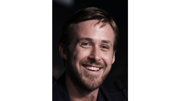 Ein lächelnder Ryan Gosling bei einer Veranstaltung.