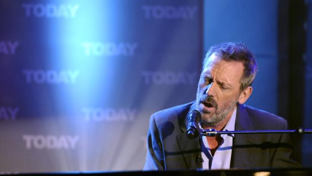 Hugh Laurie singt und spielt Klavier vor einem „Today“-Hintergrund.