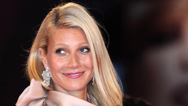 Gwyneth Paltrow mit blonden Haaren und auffälligen Ohrringen.