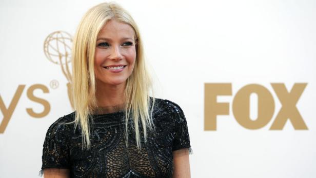 Gwyneth Paltrow auf einer Veranstaltung im schwarzen Kleid.