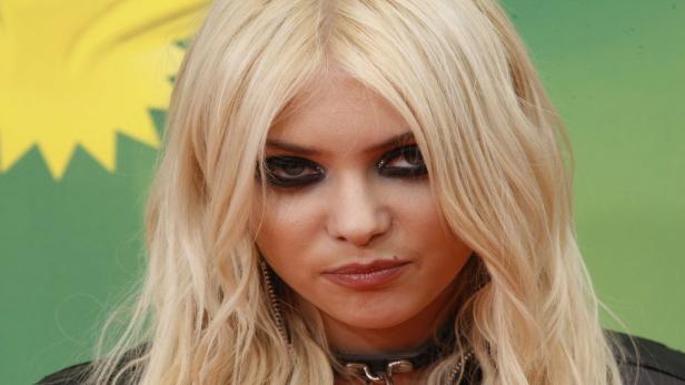 Porträt von Taylor Momsen mit starkem Augen-Make-up und blonden Haaren.