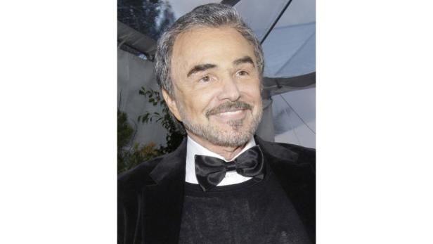 Porträt von Burt Reynolds mit Fliege und Jackett.