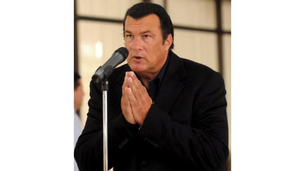 Steven Seagal spricht bei einer Veranstaltung in ein Mikrofon.