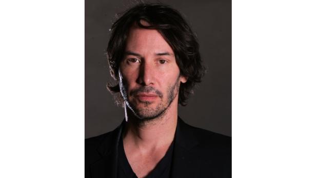 Porträt von Keanu Reeves mit dunklem Haar und Bart.