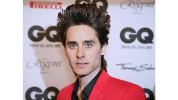 Jared Leto auf einer Veranstaltung im roten Anzug.