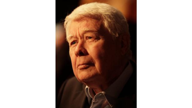 Ein Porträt eines älteren Mannes mit weißem Haar.