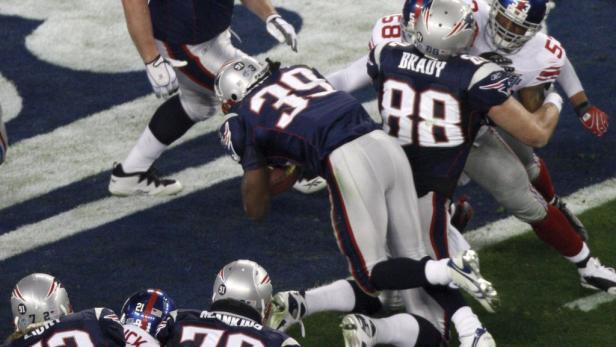 Footballspieler kämpfen um den Ball während eines Spiels.