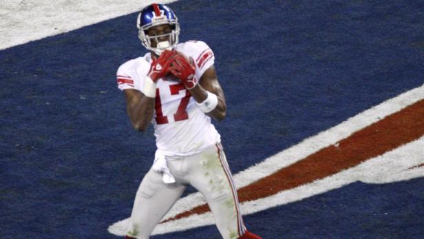 Ein Footballspieler der New York Giants fängt einen Ball.
