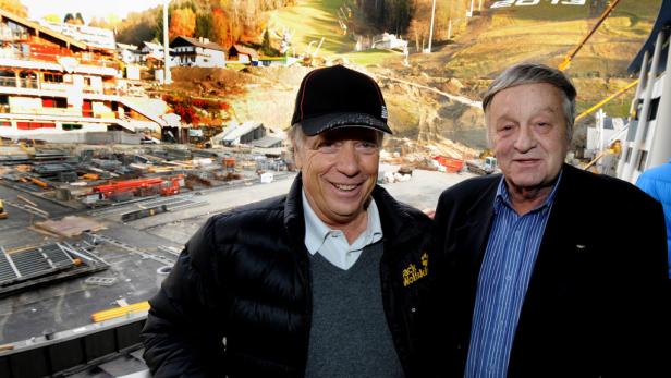 Zwei Männer stehen vor einer Baustelle in Sotschi, Russland, im Jahr 2013.