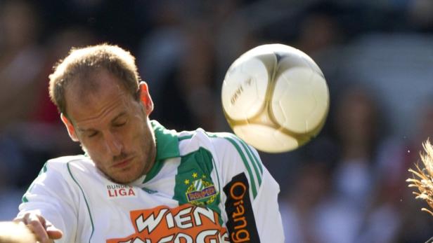 Ein Fußballspieler köpft einen Ball während eines Spiels.