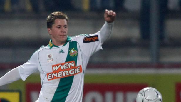 Ein Fußballspieler im Trikot von Rapid Wien bei einem Spiel.