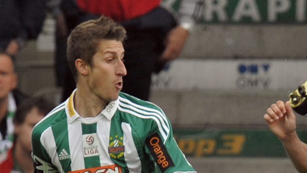 Ein Fußballspieler im grün-weißen Trikot des SK Rapid Wien.