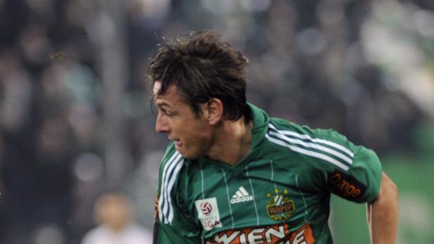 Ein Fußballspieler des SK Rapid Wien während eines Spiels.
