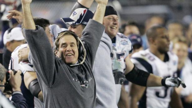 Bill Belichick feiert mit den New England Patriots einen Sieg.
