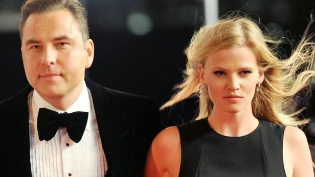 David Walliams und Lara Stone posieren zusammen auf einem roten Teppich.