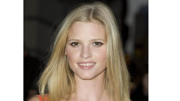 Porträt einer Frau mit blonden, schulterlangen Haaren.