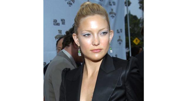 Kate Hudson mit weißem Eyeliner und schwarzen Blazer auf dem roten Teppich.