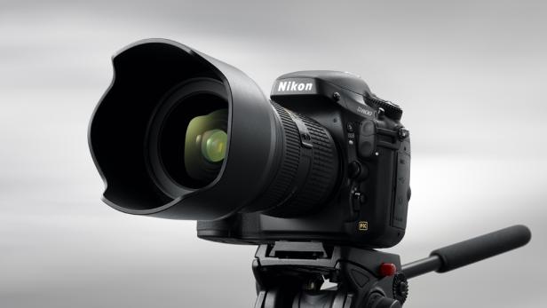 Eine Nikon D800 Kamera mit angesetztem Objektiv auf einem Stativ.