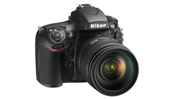 Eine schwarze Nikon D800 Kamera mit einem Objektiv.