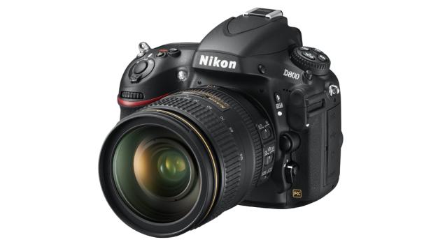 Eine schwarze Nikon D800 DSLR-Kamera mit einem Objektiv wird gezeigt.