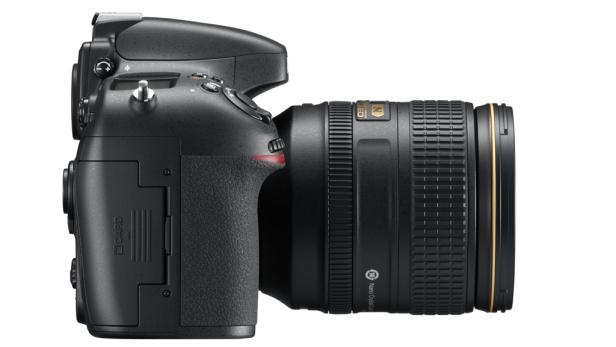 Eine schwarze Nikon-Spiegelreflexkamera mit einem Objektiv von der Seite.