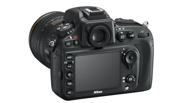 Die Rückseite einer schwarzen Nikon-Kamera mit einem Objektiv.