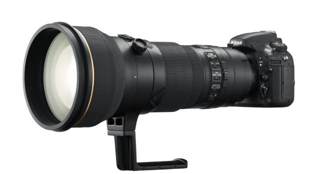 Eine Nikon D800 Kamera mit einem großen Teleobjektiv.