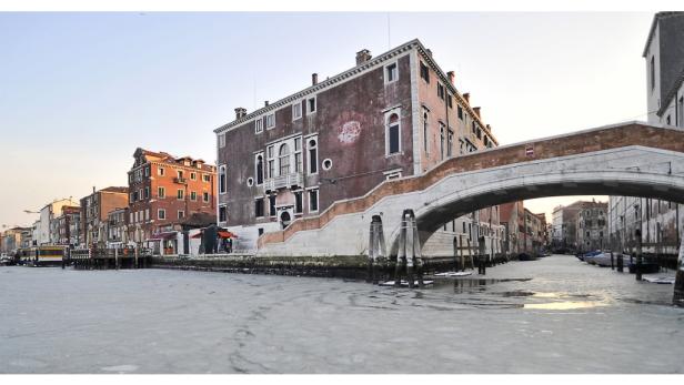 Ein Kanal in Venedig ist teilweise zugefroren.