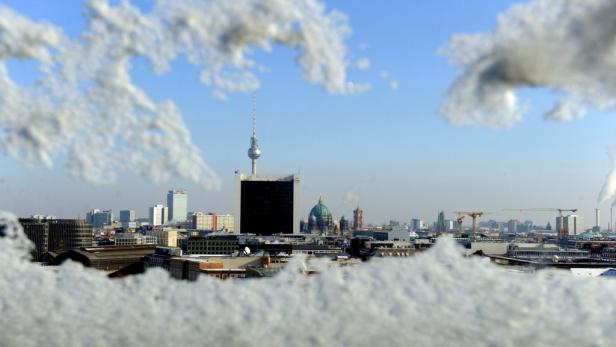 Blick durch eine vereiste Scheibe auf die Skyline von Berlin mit dem Fernsehturm.