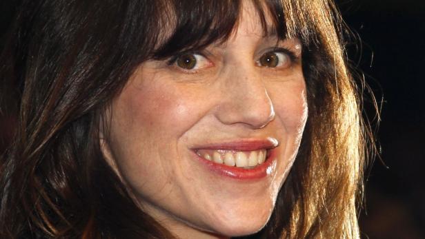 Nahaufnahme des lächelnden Gesichts von Charlotte Gainsbourg.