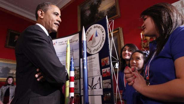Barack Obama spricht mit Schülerinnen beim „Team America Rocketry Challenge“.