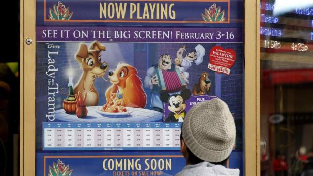Ein Mann betrachtet ein Plakat für „Susi und Strolch“, das im Februar im Kino läuft.
