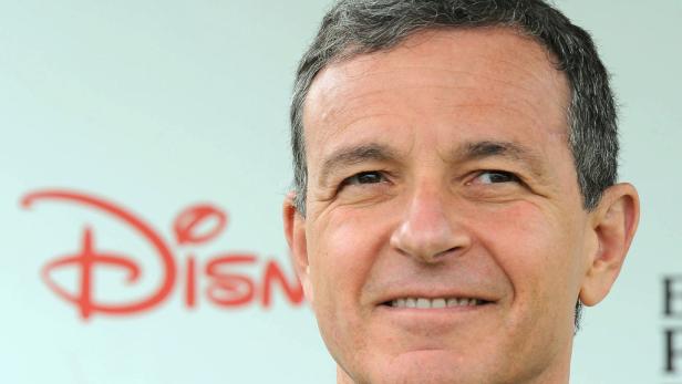 Ein Porträt von Bob Iger vor dem Disney-Logo.